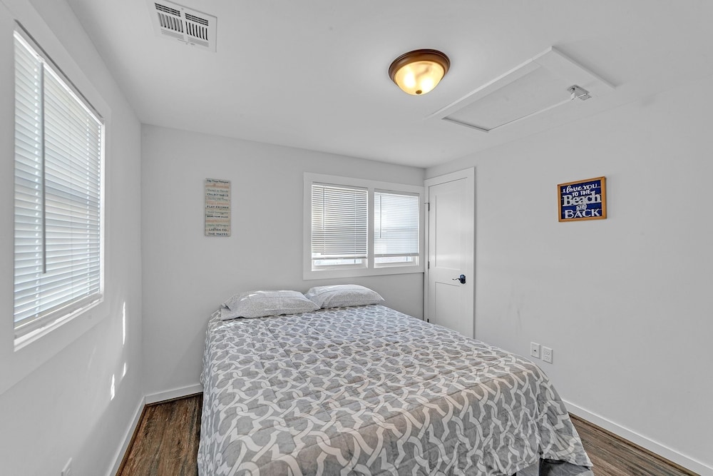 Charming 2-br Home, 4 Blocks To The Boardwalk 2 Bedroom Home