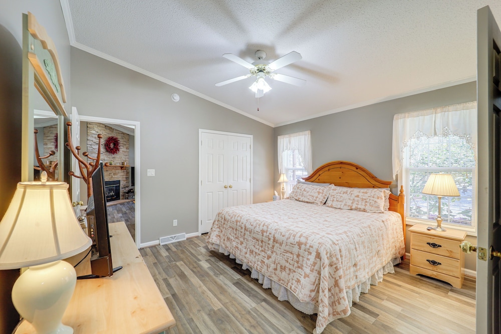 Pet-friendly Beech Mtn Home, 2 Mi to Skiing/hiking view 2