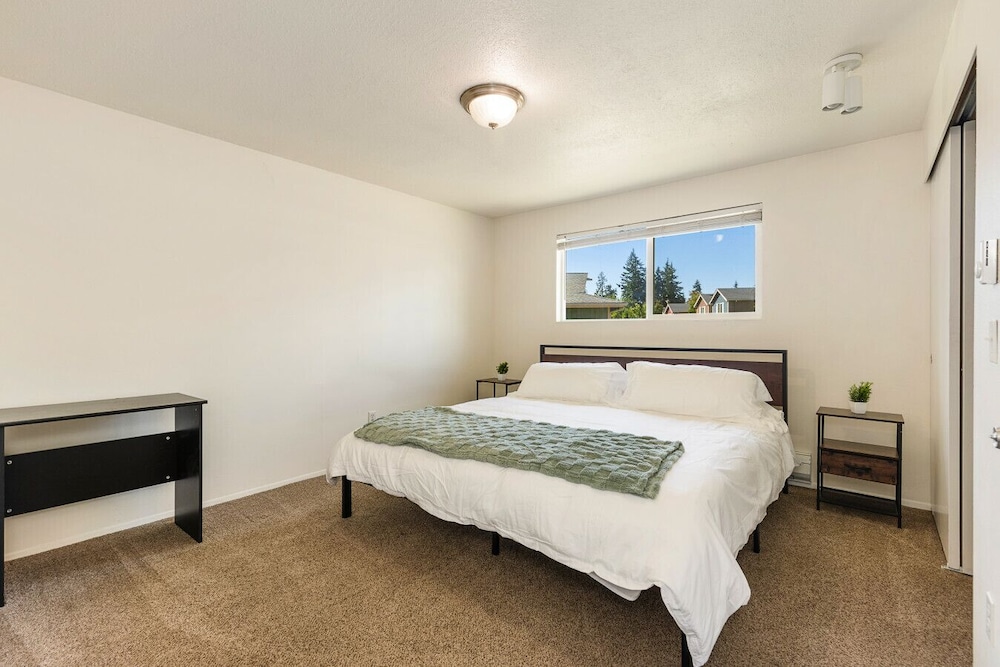 Family-friendly 2BR Home in Lynnwood w Parking