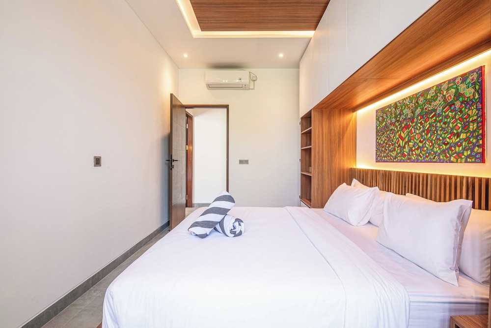 Opulent 5BR Modern Villa 400m From the Ocean