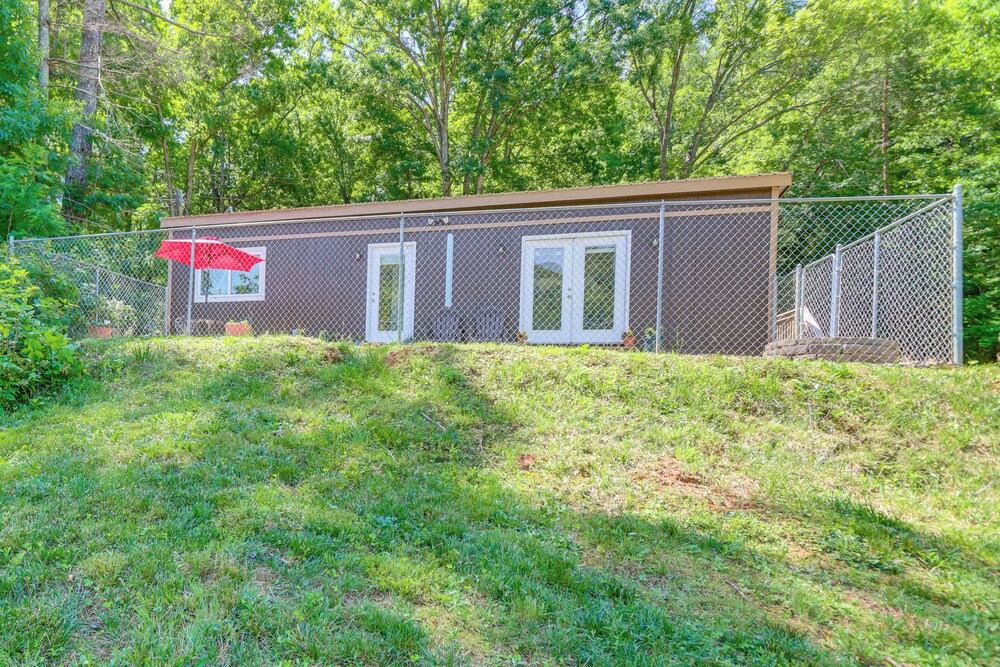 Cozy + Convenient Blairsville Cabin w/ Deck!