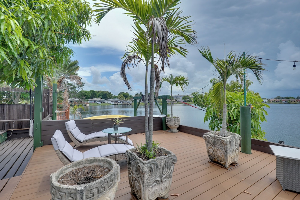 Lakefront Getaway w/ Dock Near Las Olas Beach