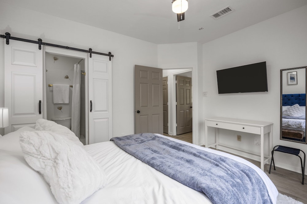 Wonderful Getaway EaDo 3BR Minutes to Downtown view 4