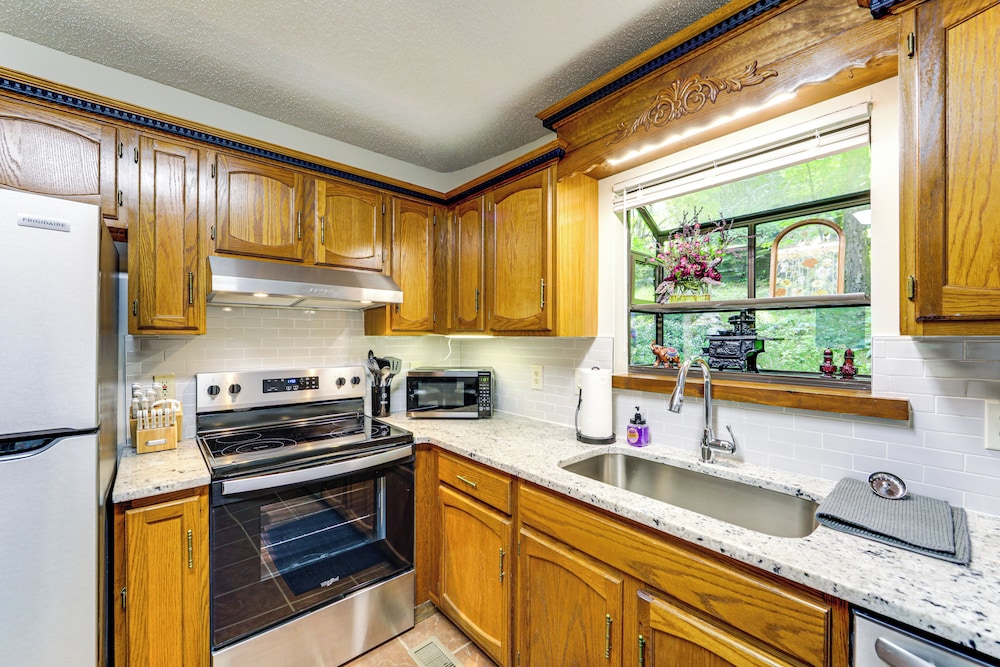 Smoky Mtn Cabin, 7 Mi to Cataloochee Ski Area!