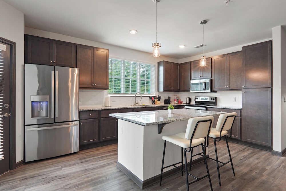 Luxe King 3BR Suite in North Raleigh