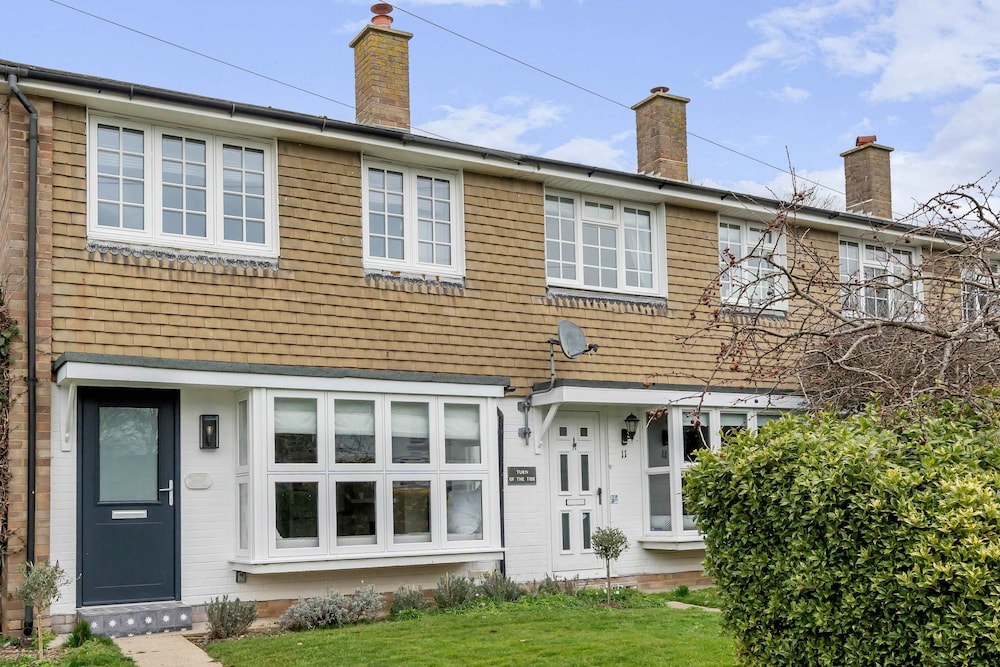 Chic Coastal Retreat - 5-min Stroll to Beach