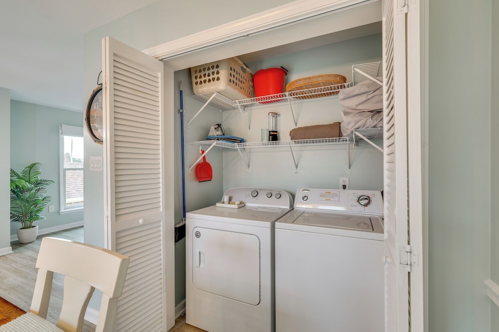 Walk to Shore: Multi-deck Townhome in Kure Beach!