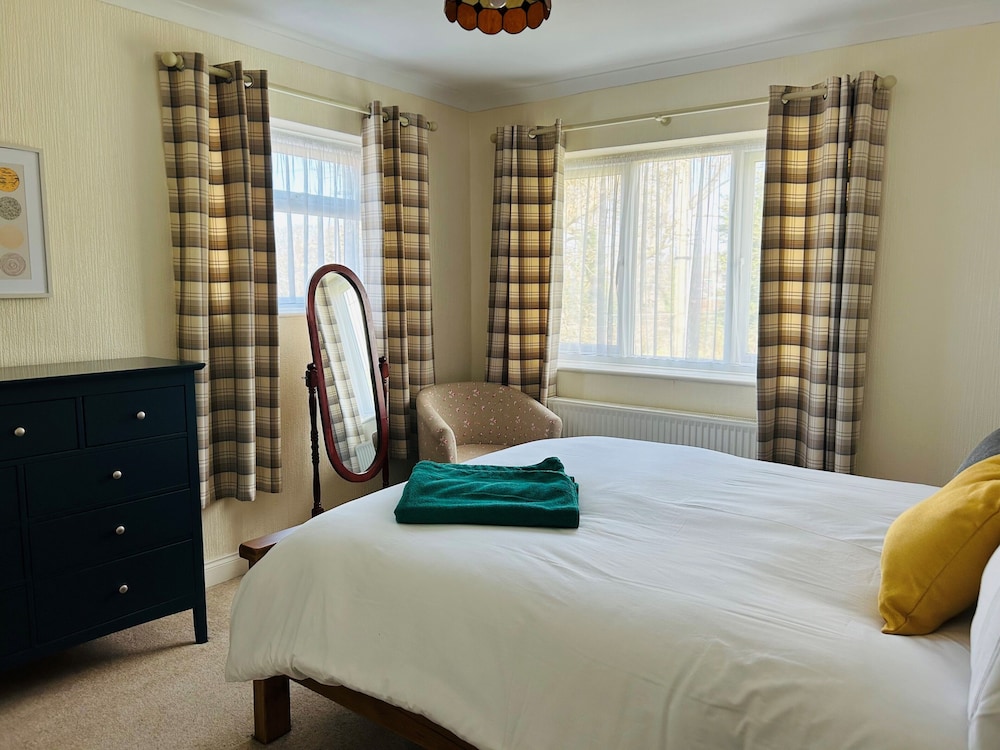 Bungalow by the Beach, Sleeps 6, Snowdonia, Wales view 4