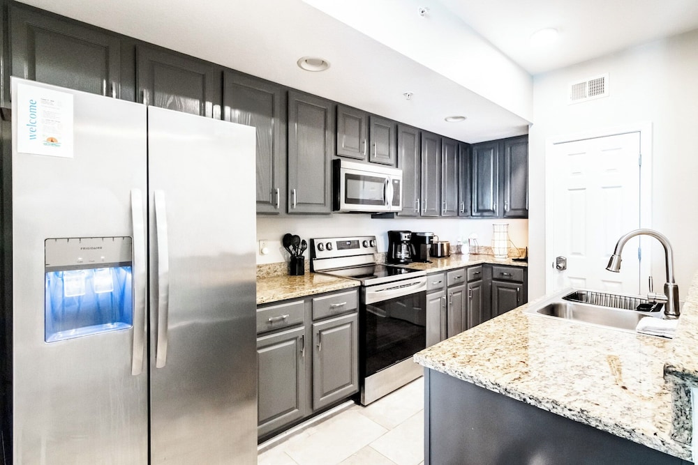 Relax in This Beautifully Cozy 2-bedroom, 2 Bathroom Condo. Sleeps 6!!
