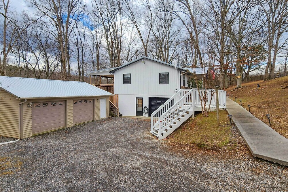 Kodak Getaway w/ Covered Decks + Game Room! view 5