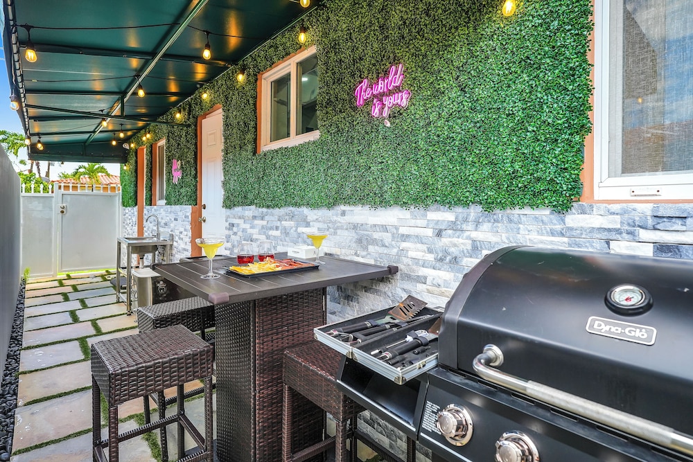 4 to 23 Guests GameRoom 2 Kitchens BAR BBQ