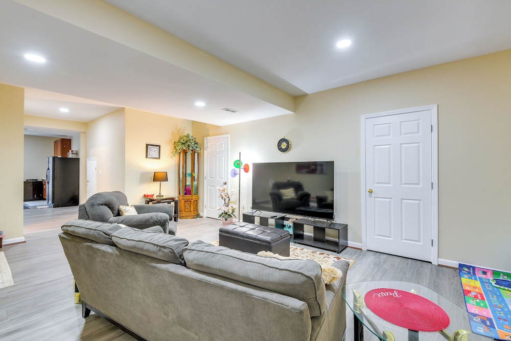Pets Welcome! Cozy Family Apartment in Sterling