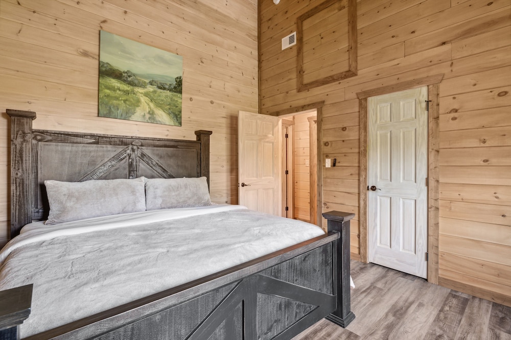 Hilltop Dreamin' 4 Bedroom Cabin by RedAwning view 3