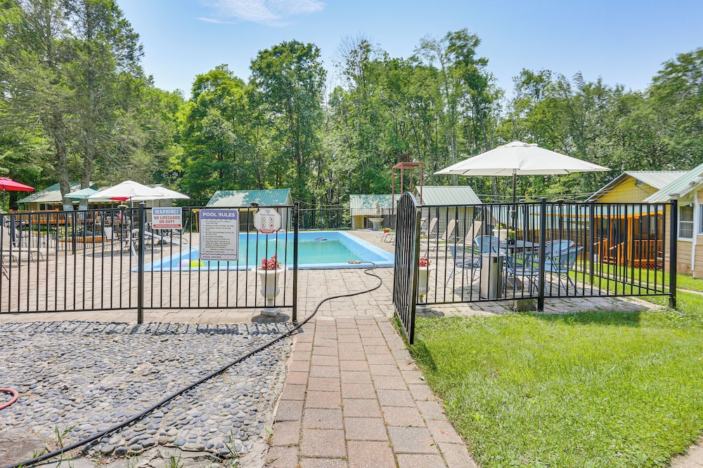 5 Mi to Monticello Raceway: Cabin w/ Pool Access!
