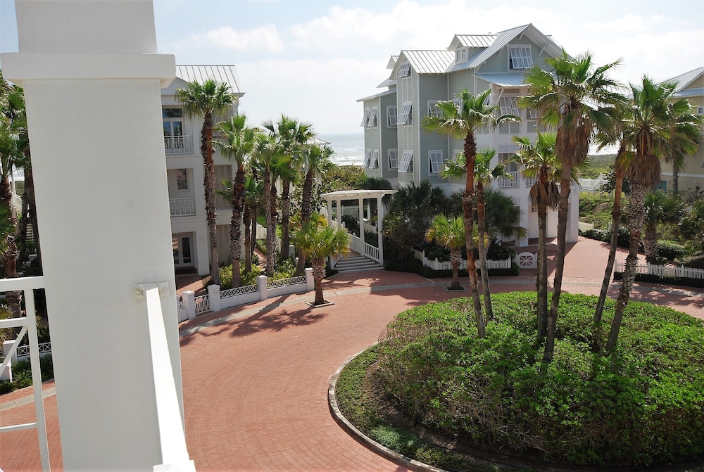 Kar - Private House Just Steps From Beach Access 4 Bedroom Home by RedAwning