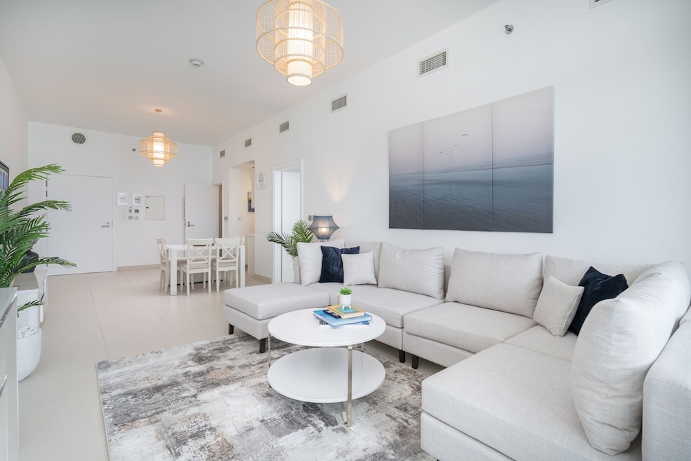 Peaceful and Airy 1-bedroom Apartment With the Palm Beach View