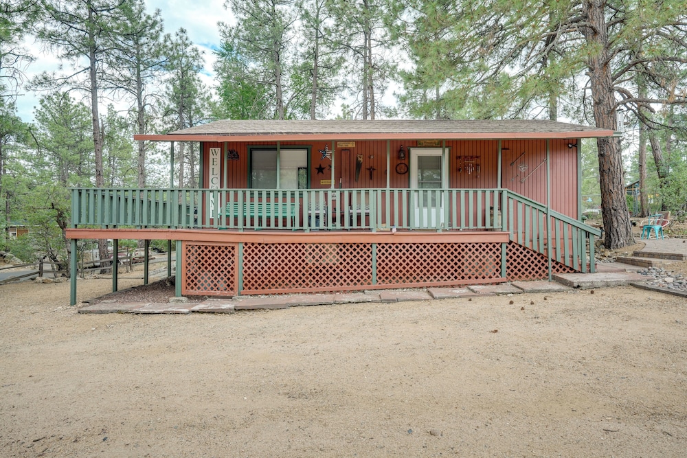 2 Mi to Arizona Christmas City! Cabin w/ Fireplace