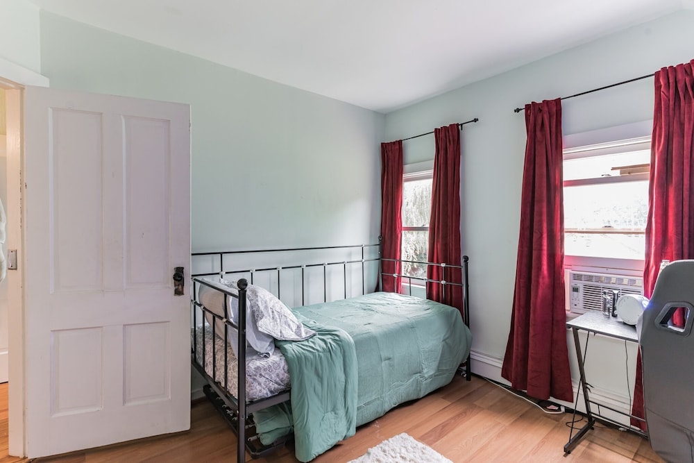 Spacious Victorian Home With Mountain Views And Lots Of Fun Extras!! 5 Bedroom Farmhouse by Redawning - Property Image 31