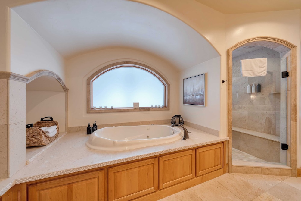 5 Mins to Ski Resort Ping Pong, Pool Table, Deck Donner Ridge by Avantstay