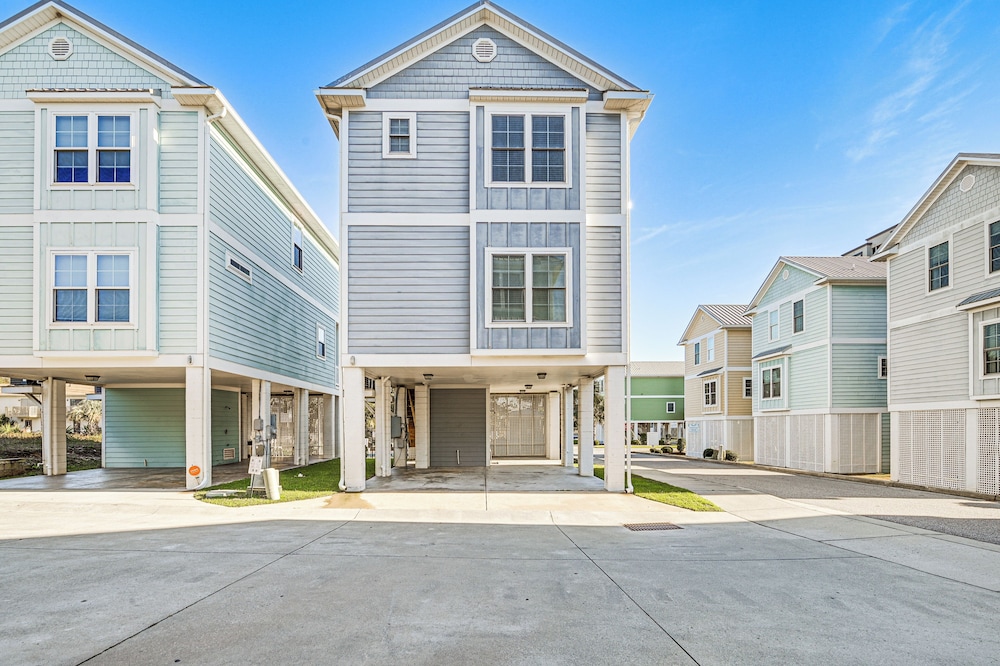 Walk to Shore: Myrtle Beach Home w/ Pool Access!