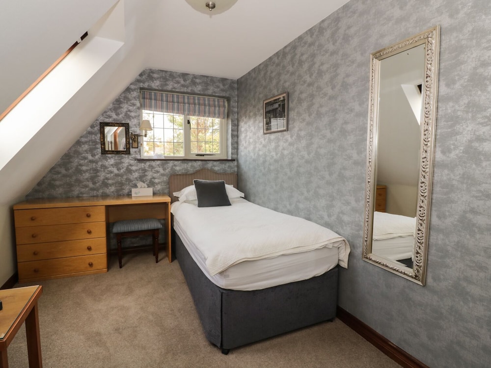 The Lodge off High Street view 4