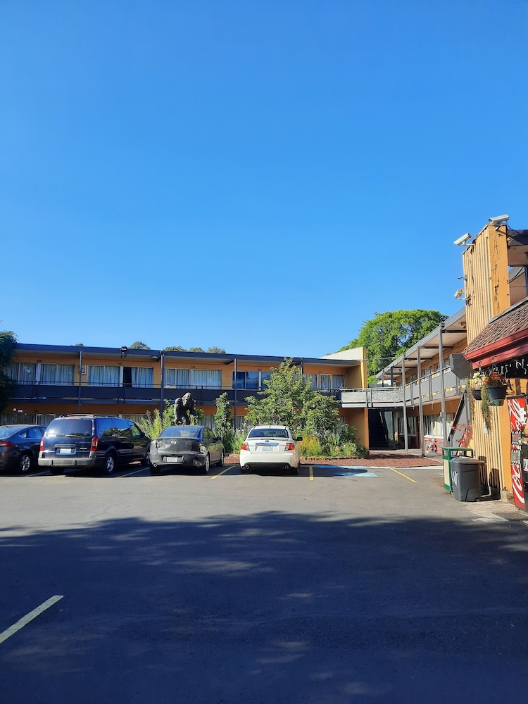 Longview Inn