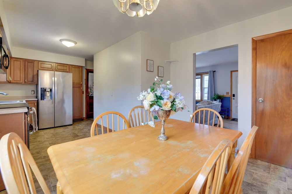 15 Mi to Cochran's Ski Area: Cozy Home w/ Yard!