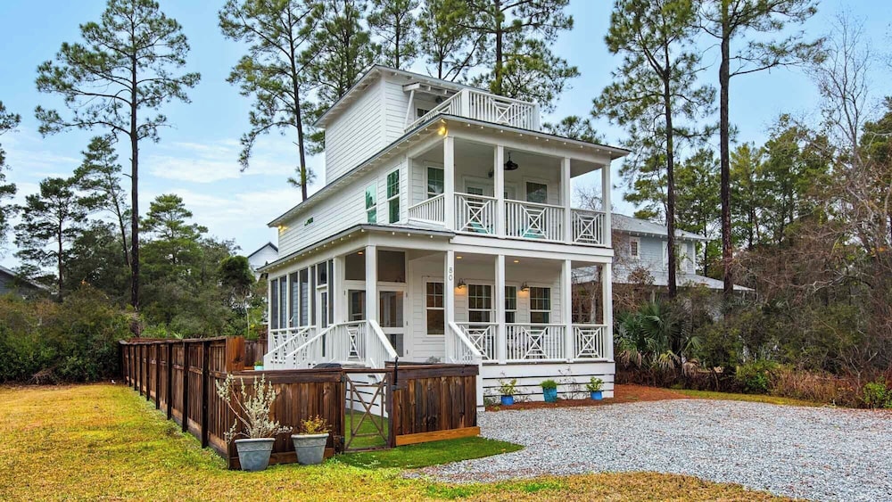 Best of Both Worlds: Pool, Golf Cart, Nearby Attractions & Steps to Beach!