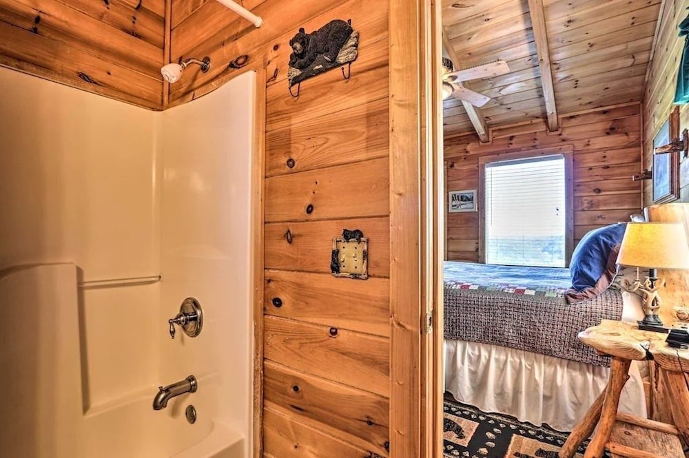 Ern863 - Mountain Top - Great Location! Mountain Views! Close To Town! 1 Bedroom Cabin by Redawning view 2