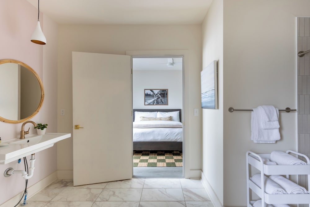 The Outrider by AvantStay Chic Stay Close to Broadway