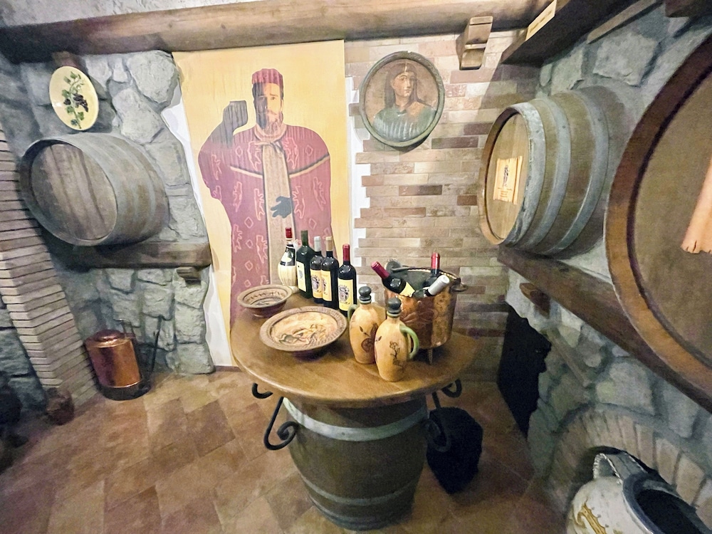 Charming Villa in Umbria - Sleeps 16 - Lake View - Pool, Jacuzzi and Events Room