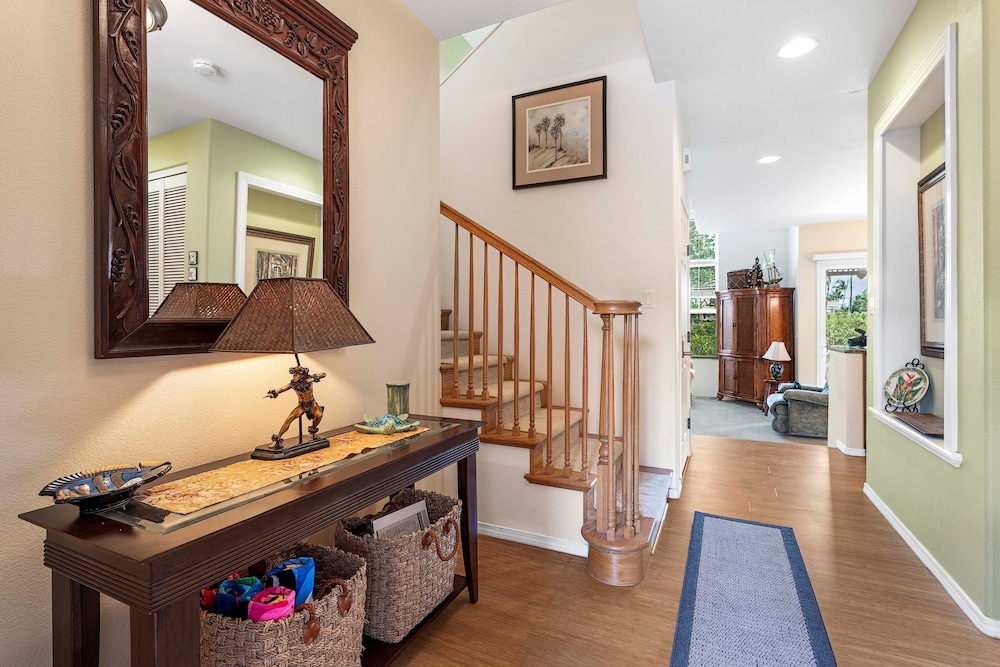 Spacious Townhome - Close to Beaches & Shopping! - Vrkcv