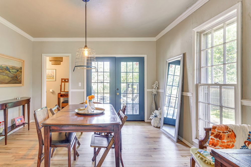 3 Mi to Dtwn Okc: Pet-friendly Paseo Gem!
