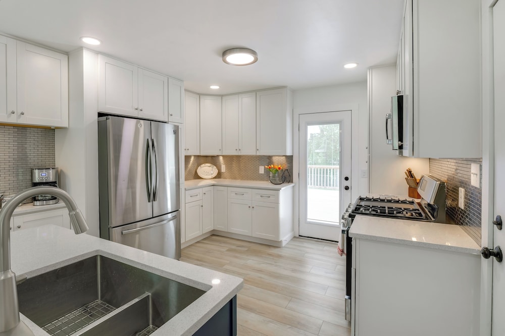 Group Getaway: Lakefront Retreat in Fayetteville!