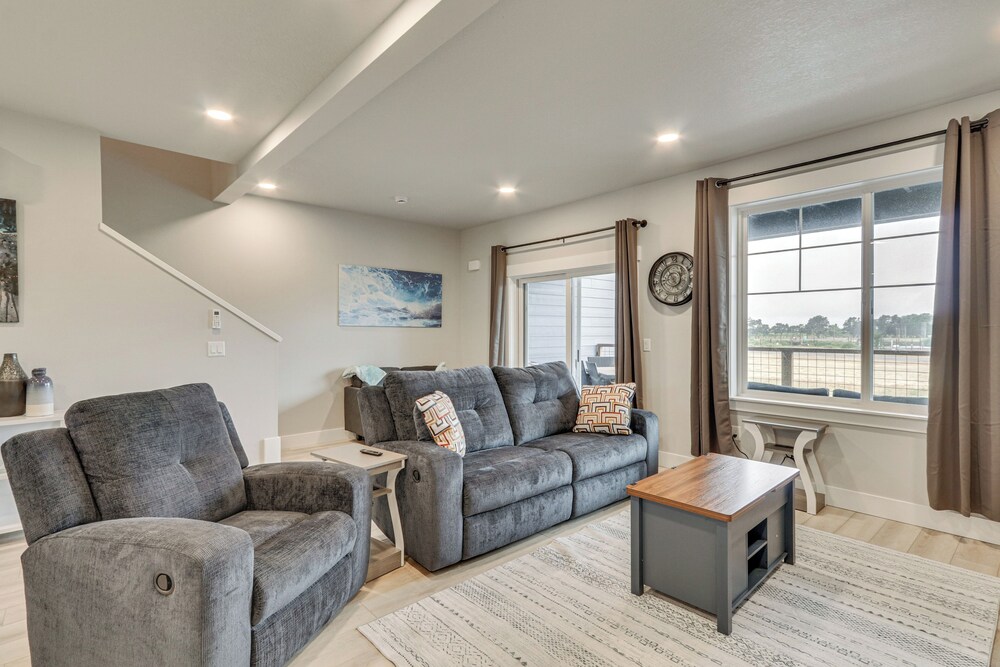Columbia River Views: Spacious Hammond Getaway!