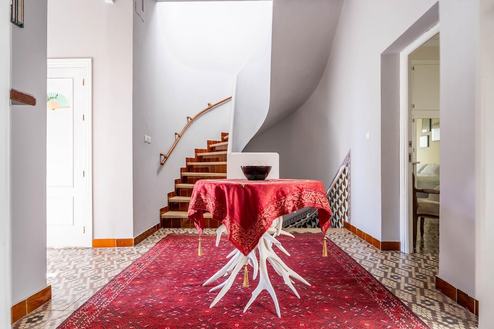 Cheerful 6 Bedroom House in Seville With Terraces
