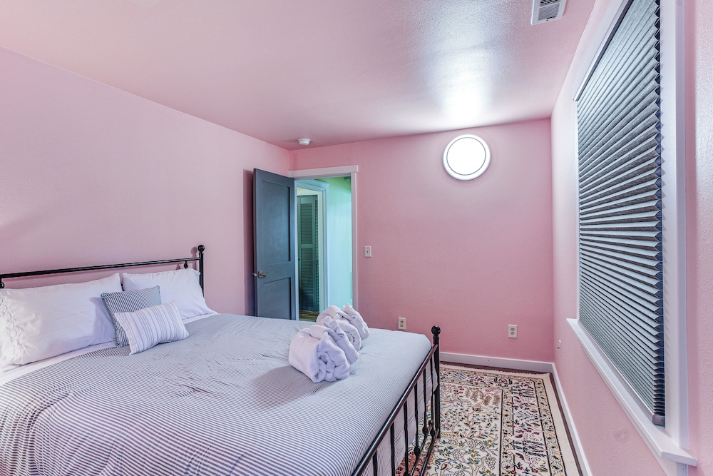 2 Mi to Dtwn Tacoma: Charming Home w/ Deck & Yard!