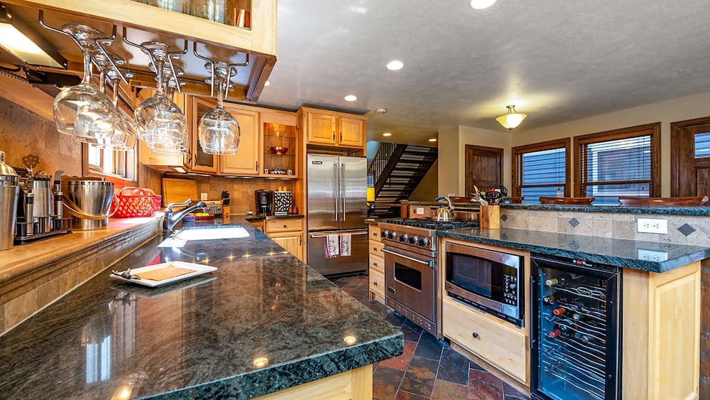 Red Hawk by Avantstay Charming Cabin w Theatre Spa 5mins to Deer Valley Mtn