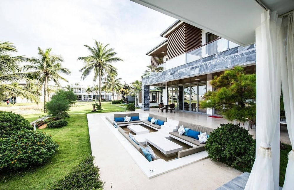 Luxury Yacht Villa
