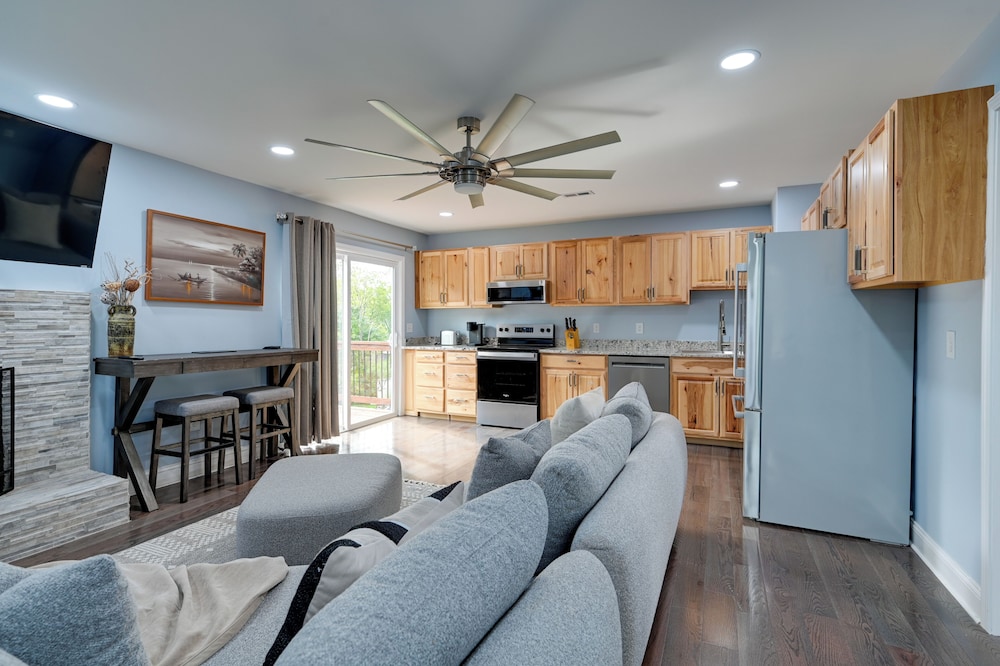 12 Mi to Downtown Winston-salem: Apt w/ Balcony!