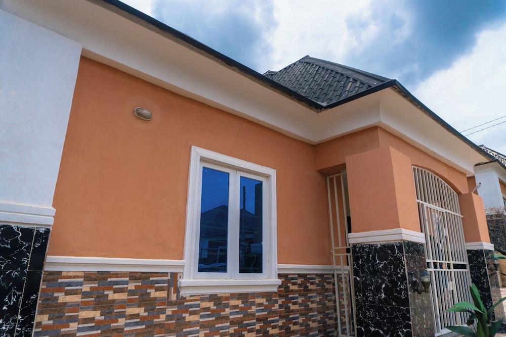 Charming 3-bed Apartment in Transe Ekulu Phase 6 view 4