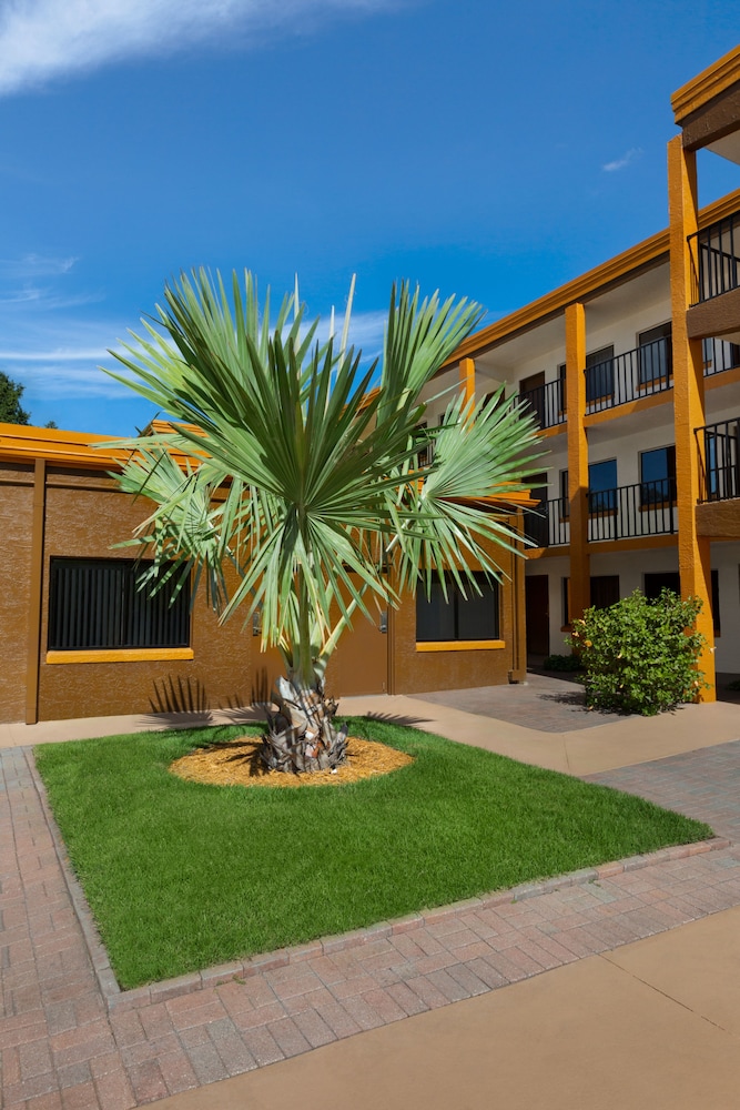 Days Inn by Wyndham N Orlando/Casselberry - Property Image 5