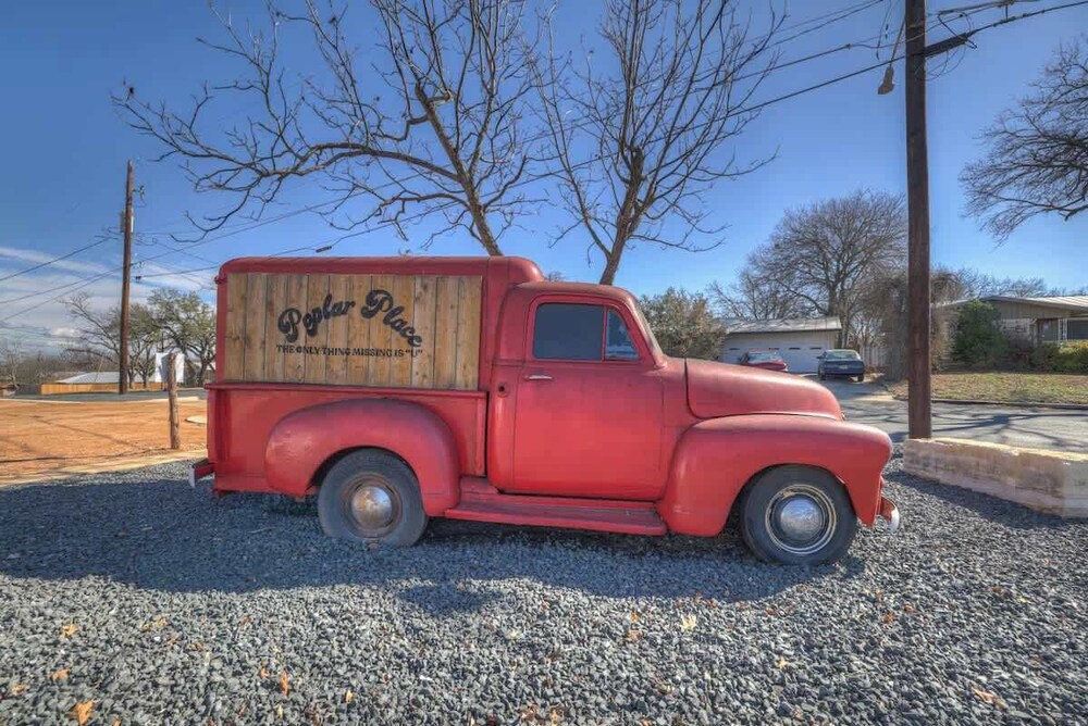 Pop-2: Hot-tub/close to Main St!