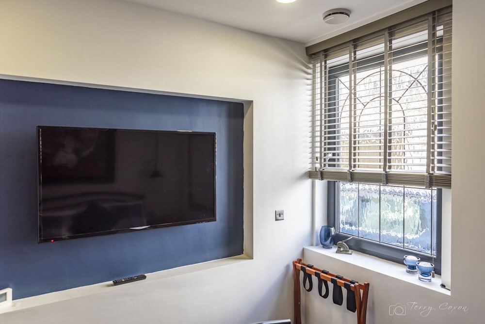 3 Bed- The Catacombs From White Lane Lets view 3
