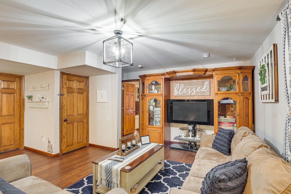 'foxes Den' w/ Hot Tub, Pool Table & Fire Pit!
