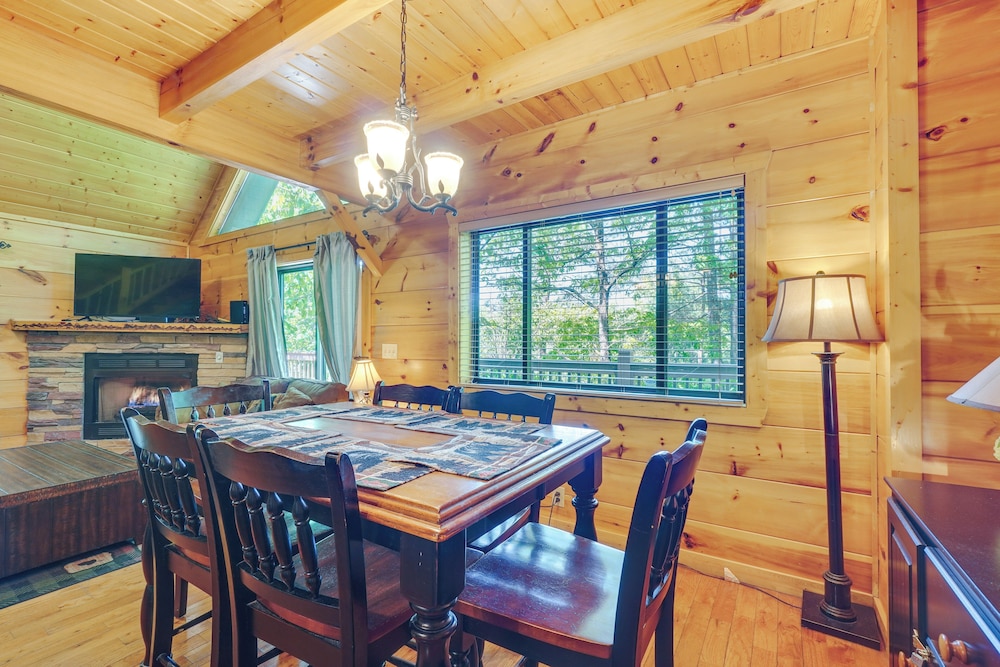 Sevierville Cabin w/ Hot Tub: 5 Mi to Pigeon Forge view 4