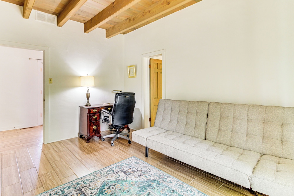 3 Mi to Zoo & Garden: Spacious Albuquerque Home