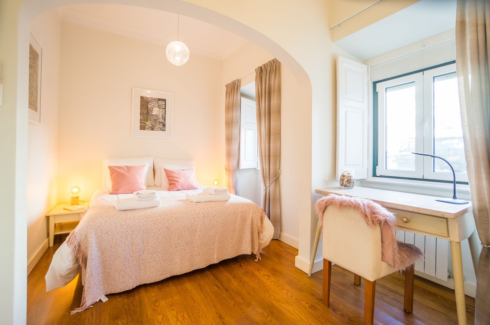 Panoramic Tagus River Terrace Apartment in Alfama view 3