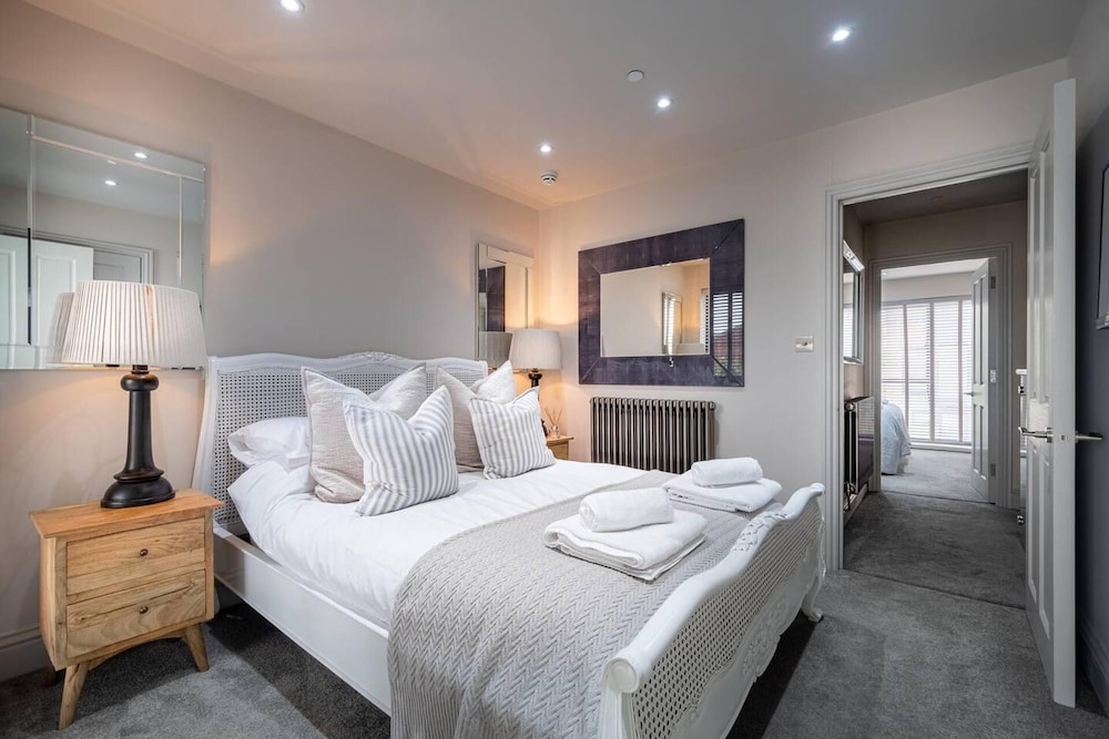 Contemporary Luxury Town House Cheltenham view 5