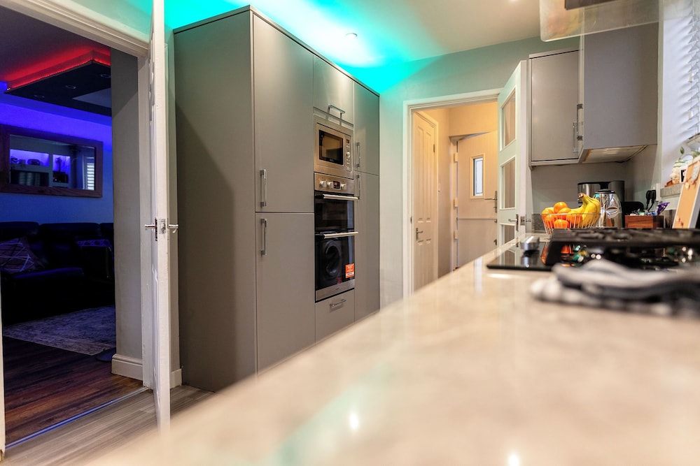 Beautiful Wythenshawe Home Near Airport With Garden & Parking Sleeps 5